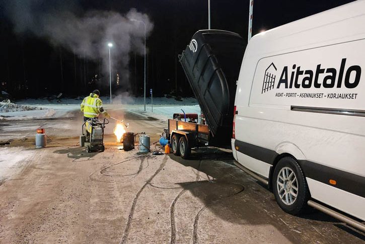 Aitatalon pakettiauto ja aidan asentaminen