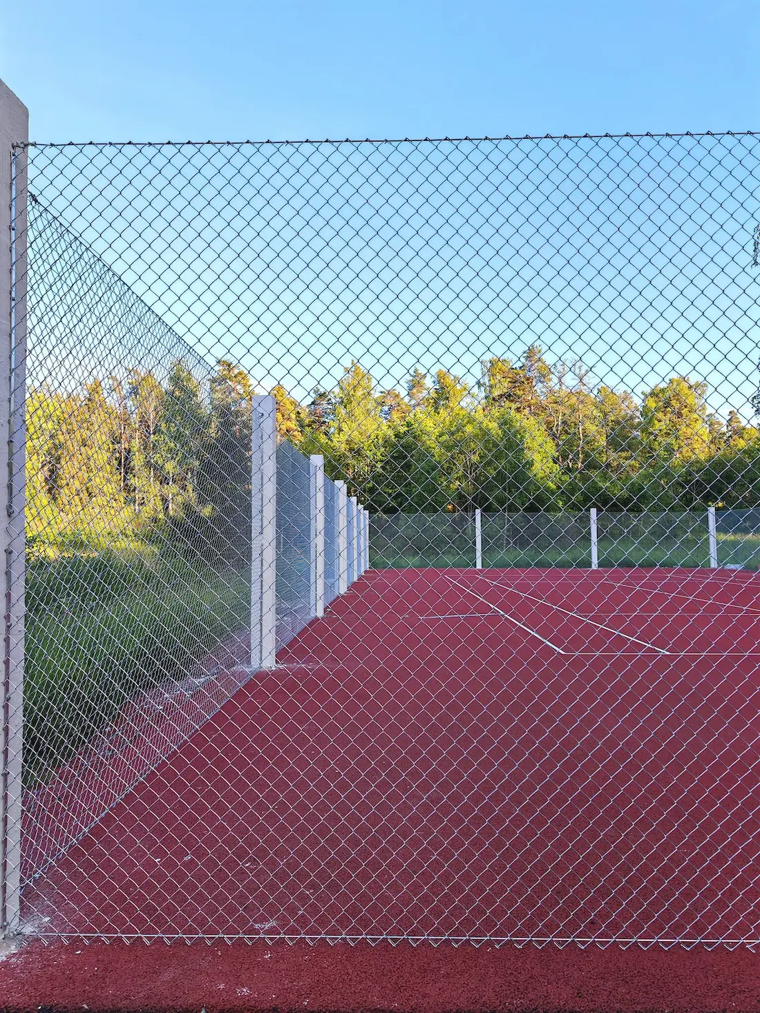 Teräslangasta tehdyn panssariaitaverkon käyttökohteita ovat muun muassa tenniskentät ja urheilukentät.