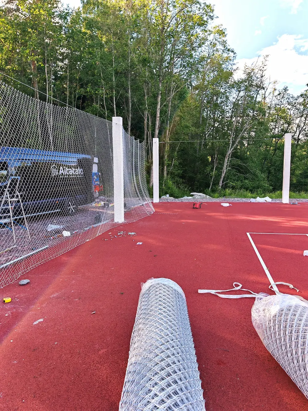 Löydät myös Aitatalon panssariverkoista sopivat piha-aidat.