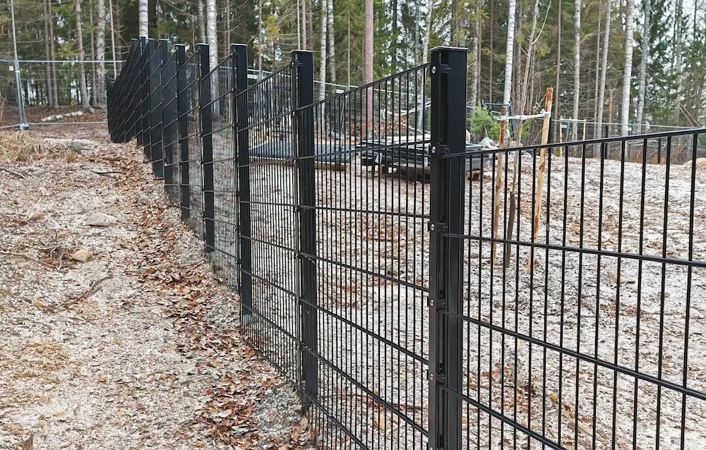 Elementtiaidan avulla voidaan myös suojata kotipiha.