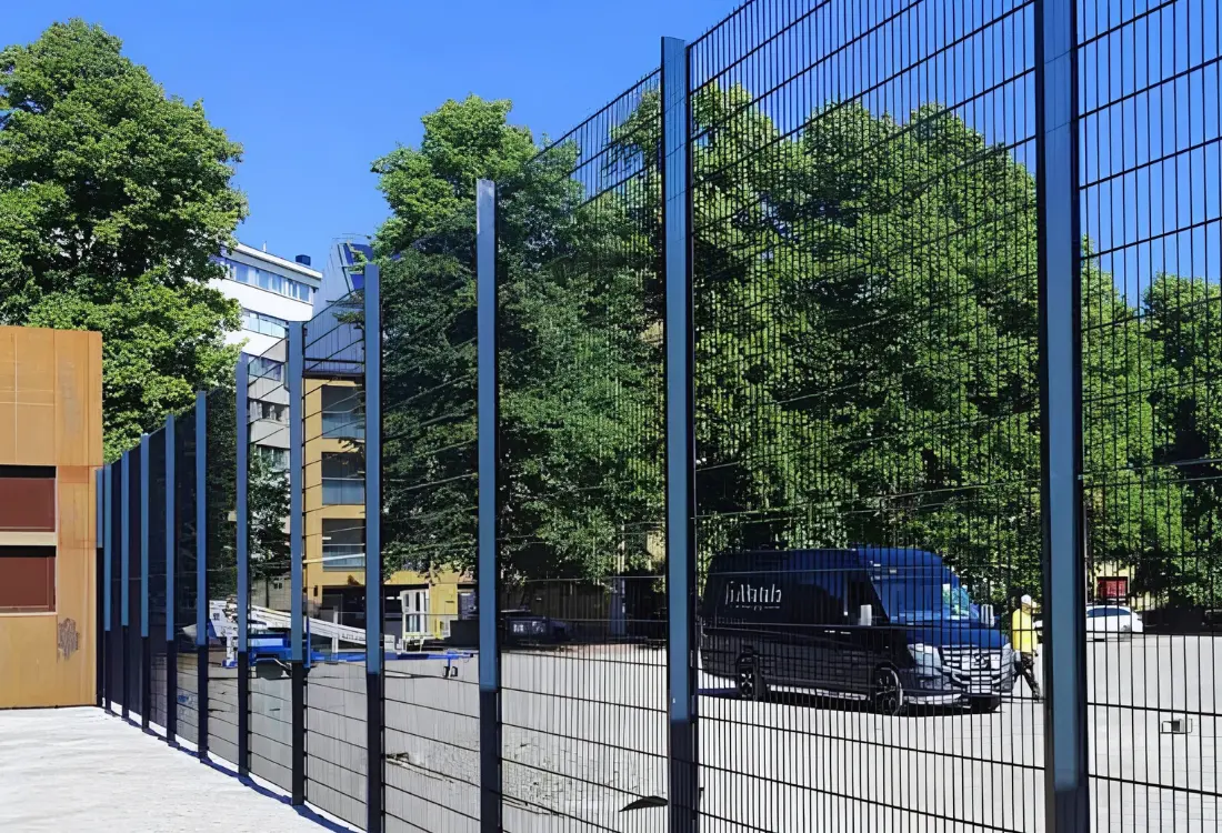 Korkea 2D-kolmilanka-aita valmiiksi asennettuna alueen rajaamiseen.